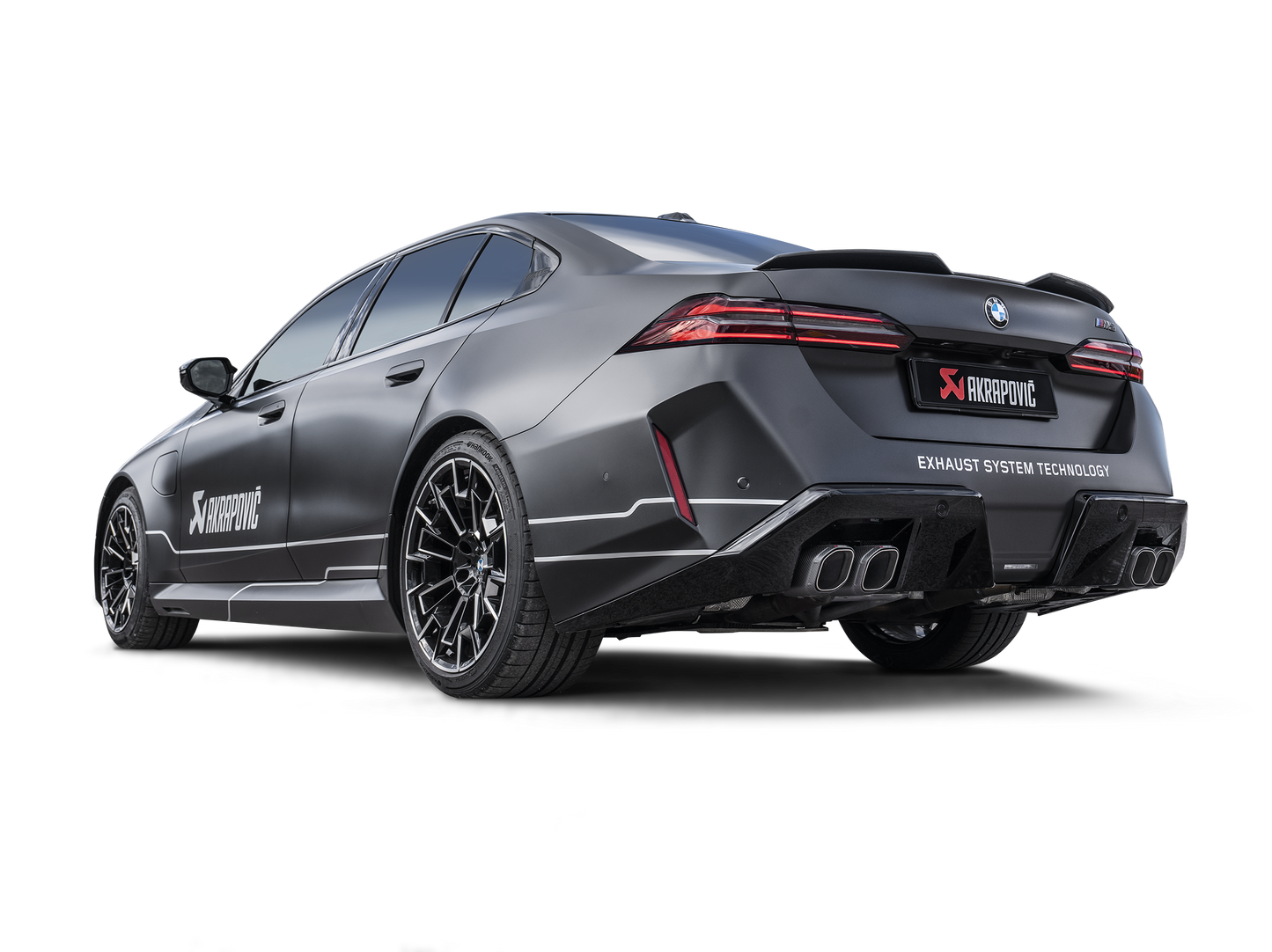 Échappement Akrapovič installé sur BMW M5 G90 G99