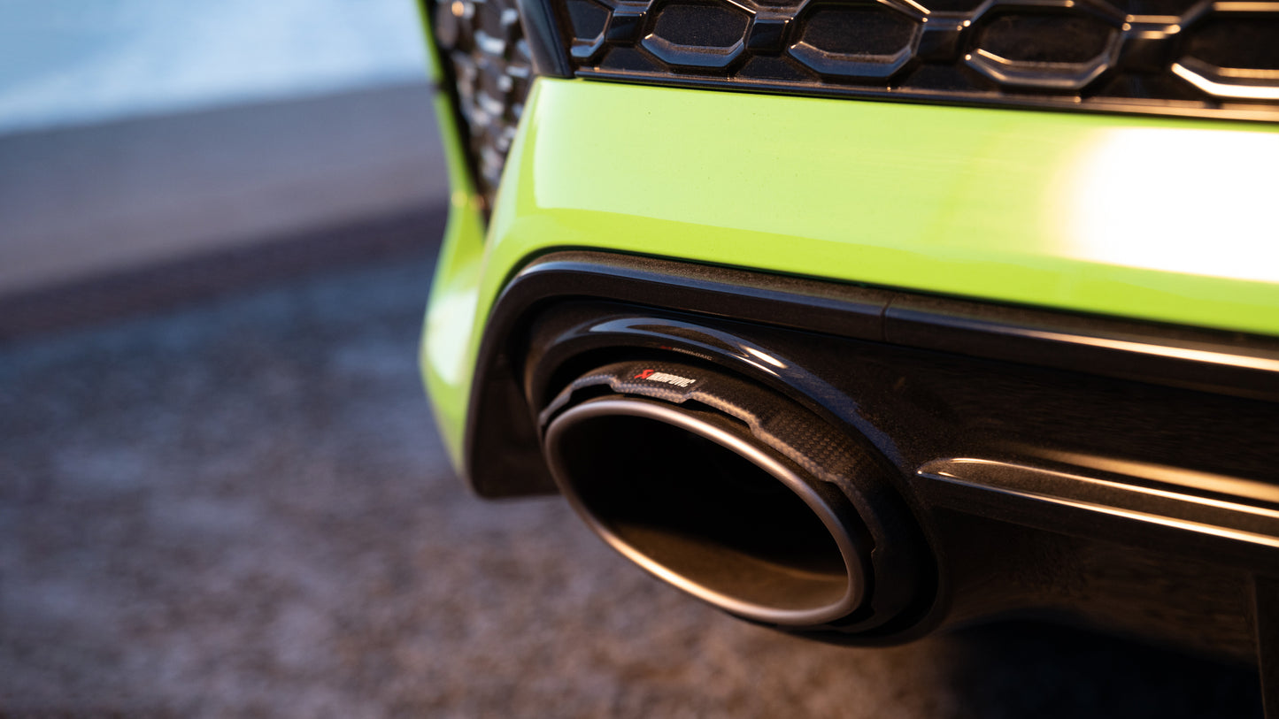 Sortie carbone Akrapovič sur Audi RS3 8Y – détail
