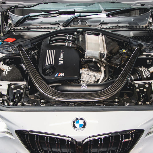 Admission Pipercross PK455 installée dans le compartiment moteur d’une BMW S55