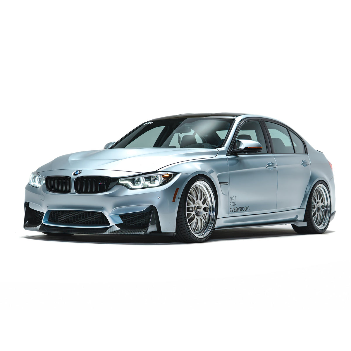 ADRO BMW F8X M3 M4 – lame avant V2 en carbone, vue trois quarts