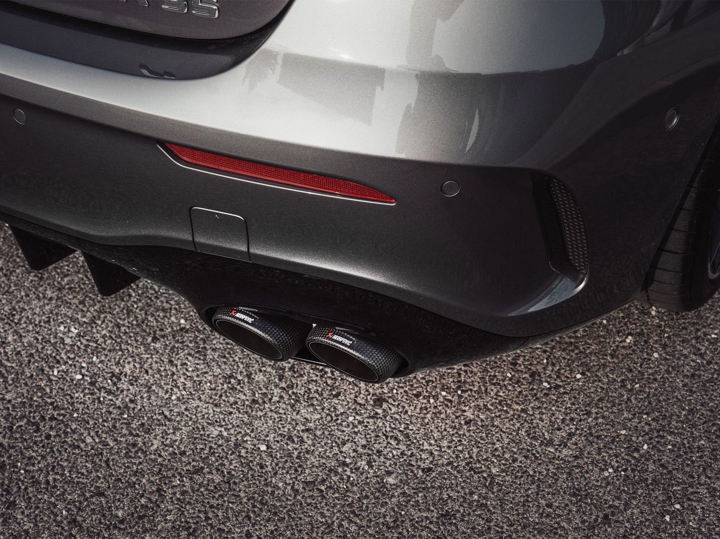 Détail de l’échappement Akrapovič pour Mercedes-AMG A35 W177