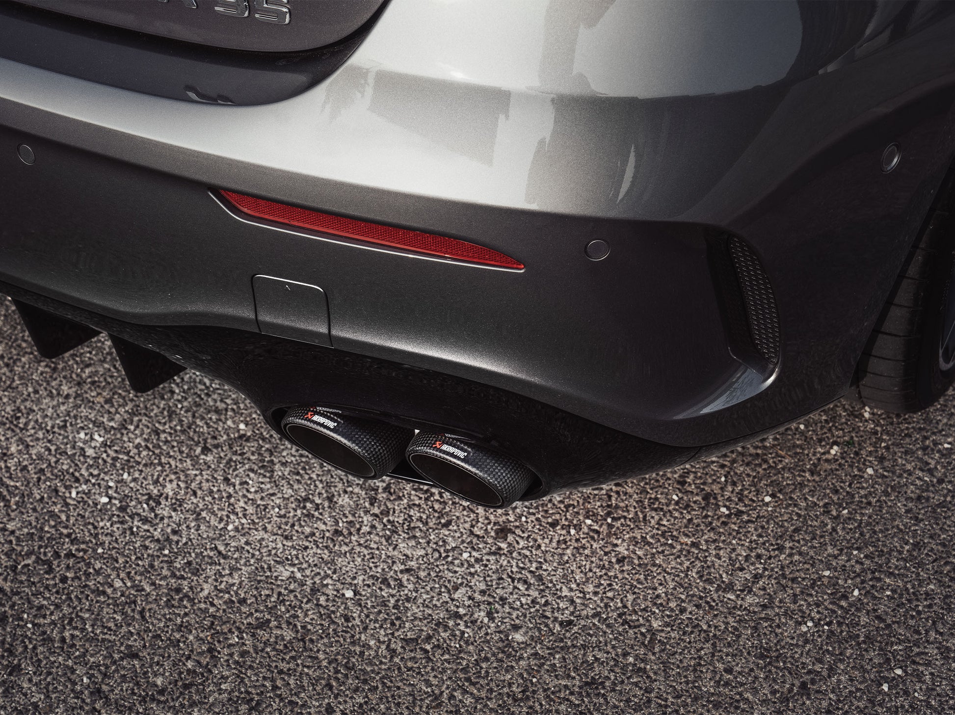 Détail de l’échappement Akrapovič pour Mercedes-AMG A35 W177