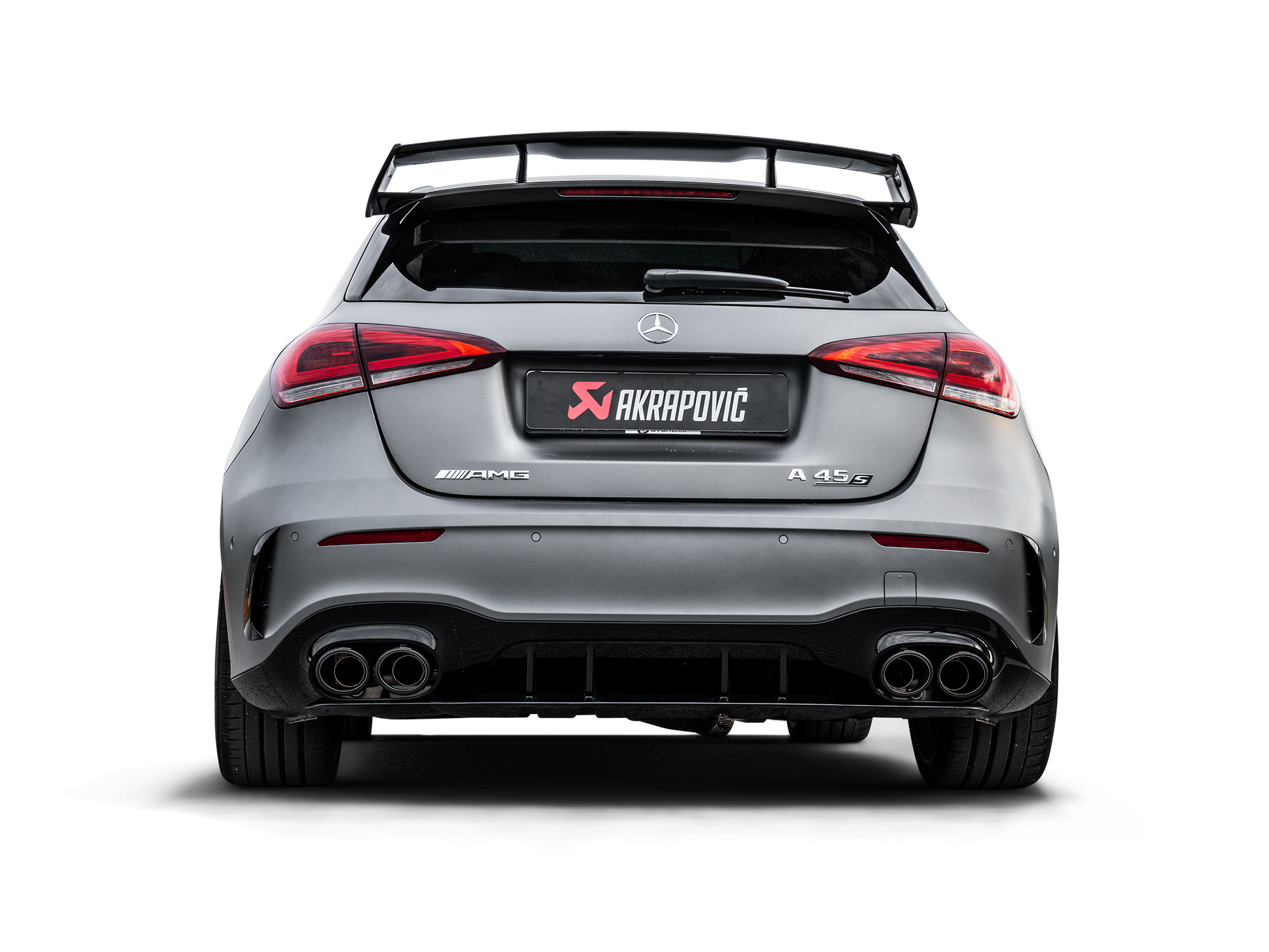 Détail de l’échappement Akrapovič pour Mercedes-AMG A45 W177
