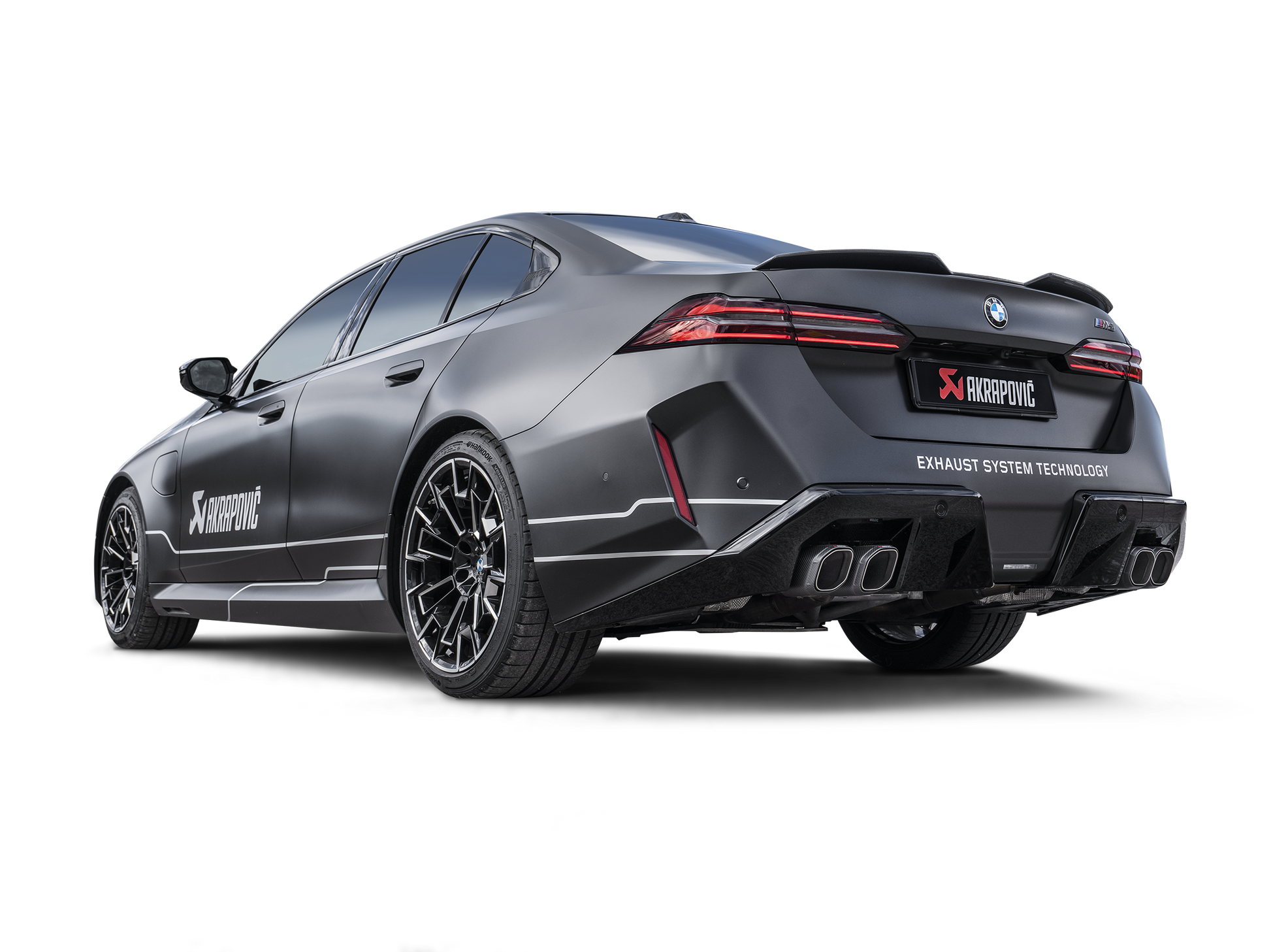 Échappement Akrapovič installé sur BMW M5 G90 G99