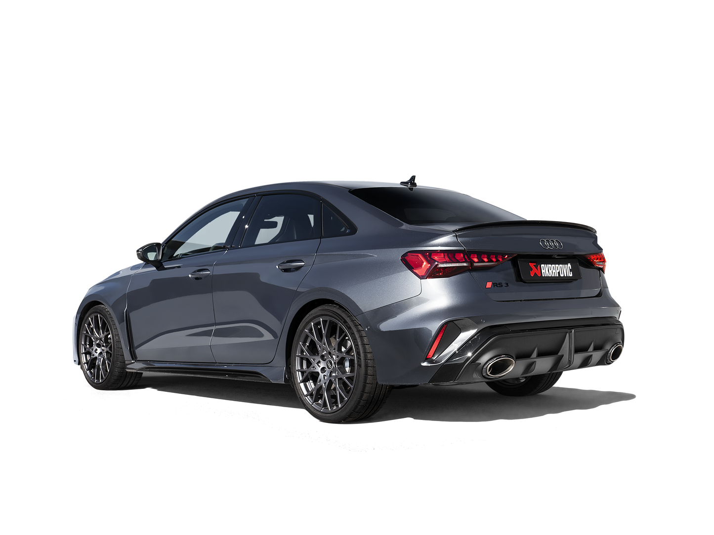 Vue arrière Audi RS3 8Y Sedan avec échappement Akrapovič