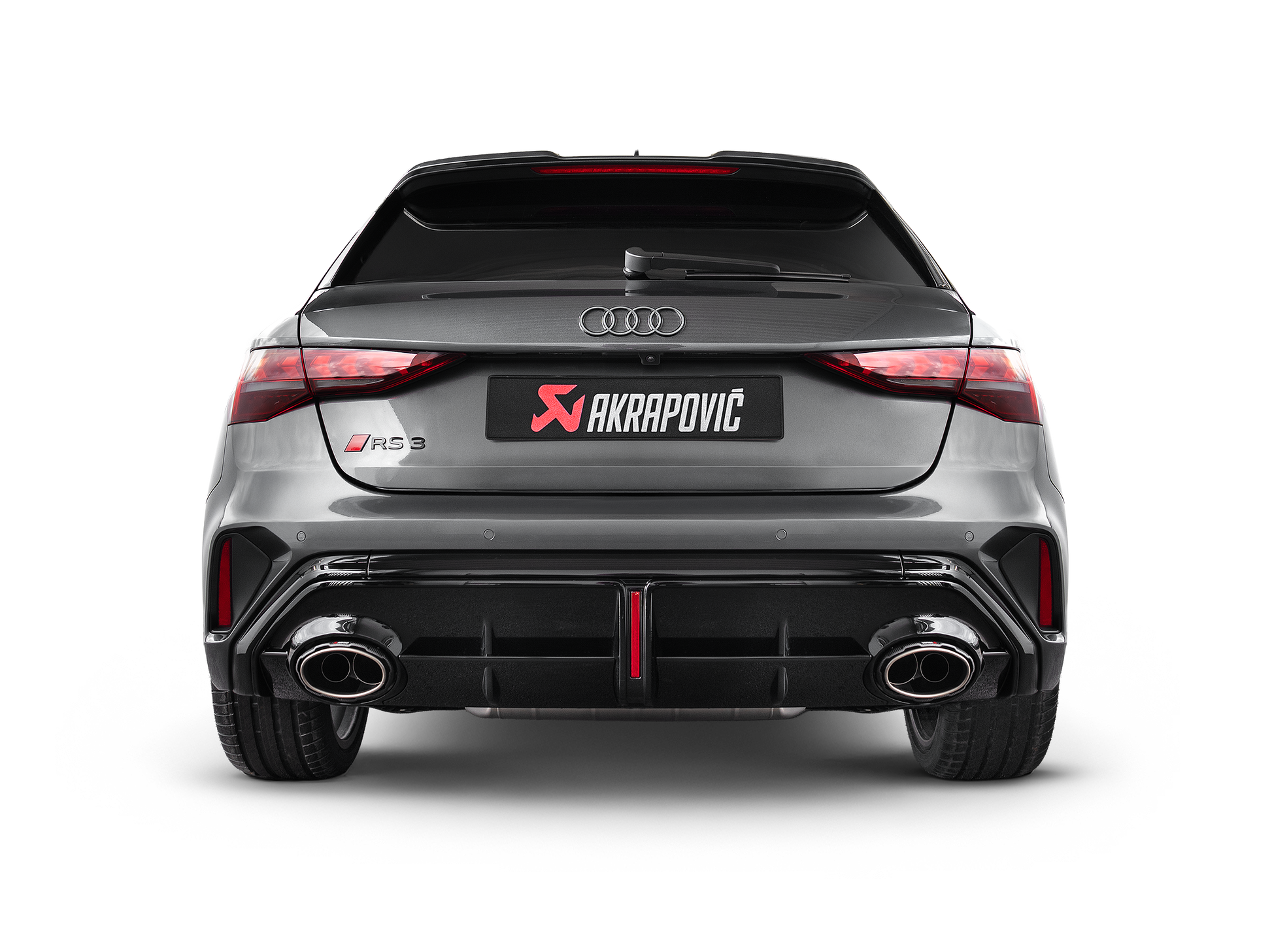 Vue arrière Audi RS3 8Y Sportback avec échappement Akrapovič
