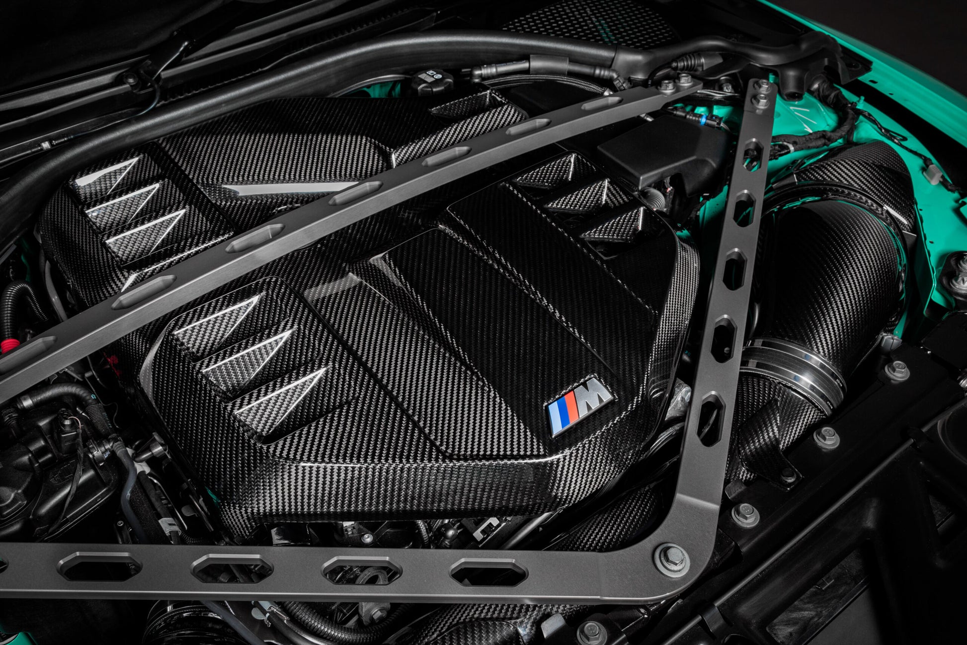 Détail du cache moteur carbone Eventuri G8X