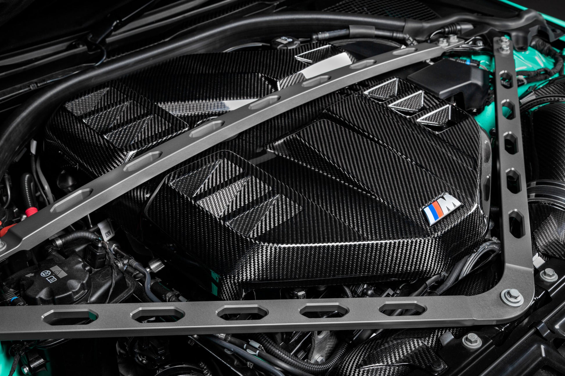 Vue du compartiment moteur BMW G8X avec cache Eventuri