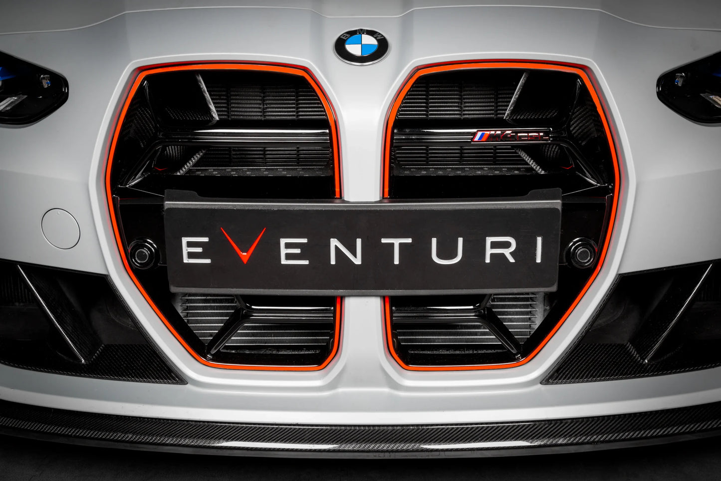 Détail des écopes carbone Eventuri BMW G8X