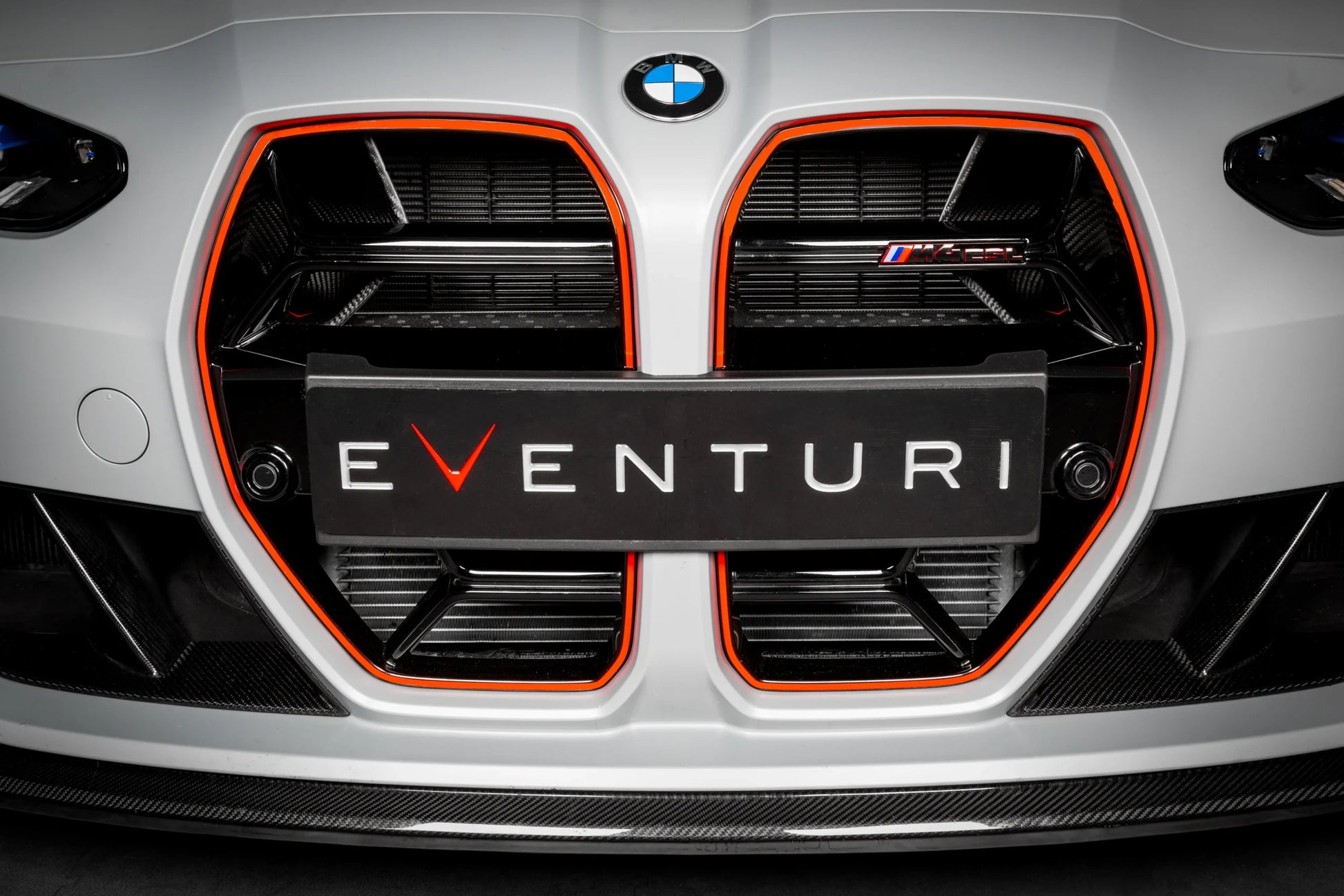Détail des écopes carbone Eventuri BMW G8X