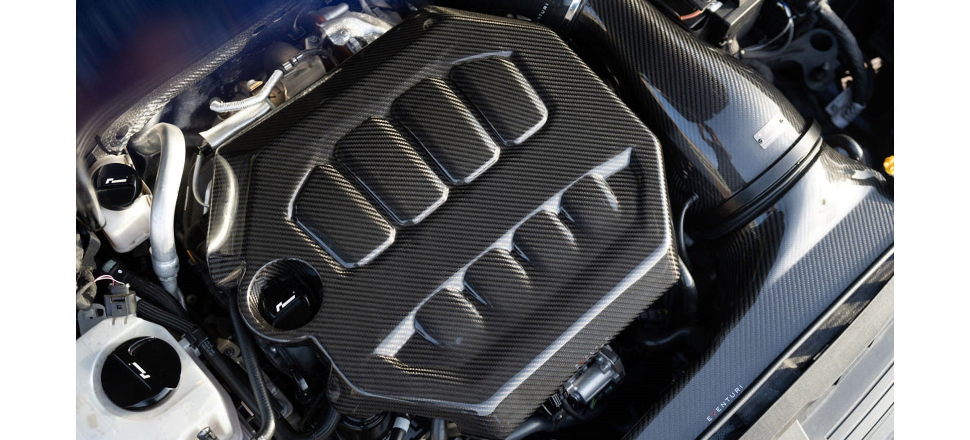 Couvercle moteur VW Golf MK8 Eventuri | Design Haut de Gamme – détail 4