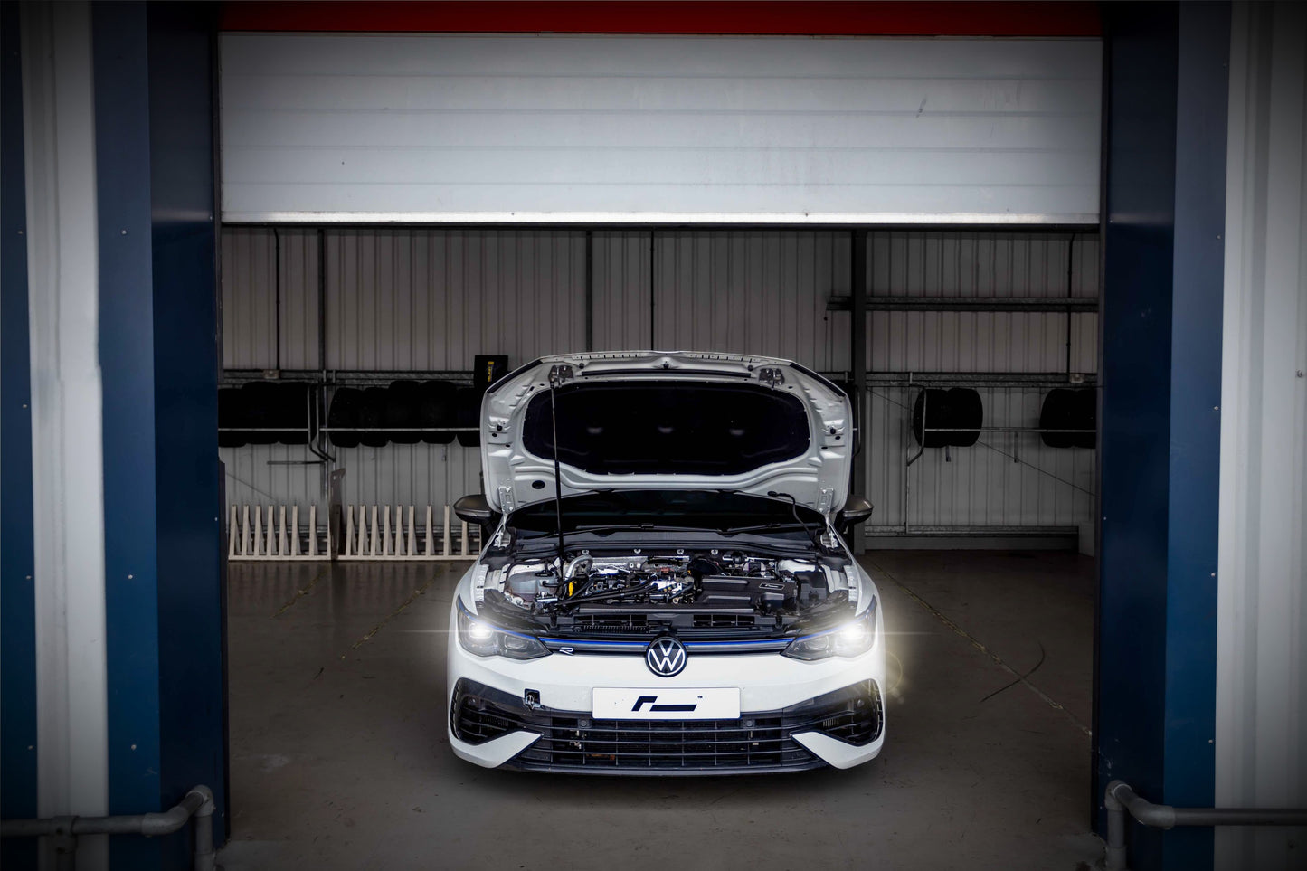 Vérin RacingLine monté dans le compartiment moteur Golf 8