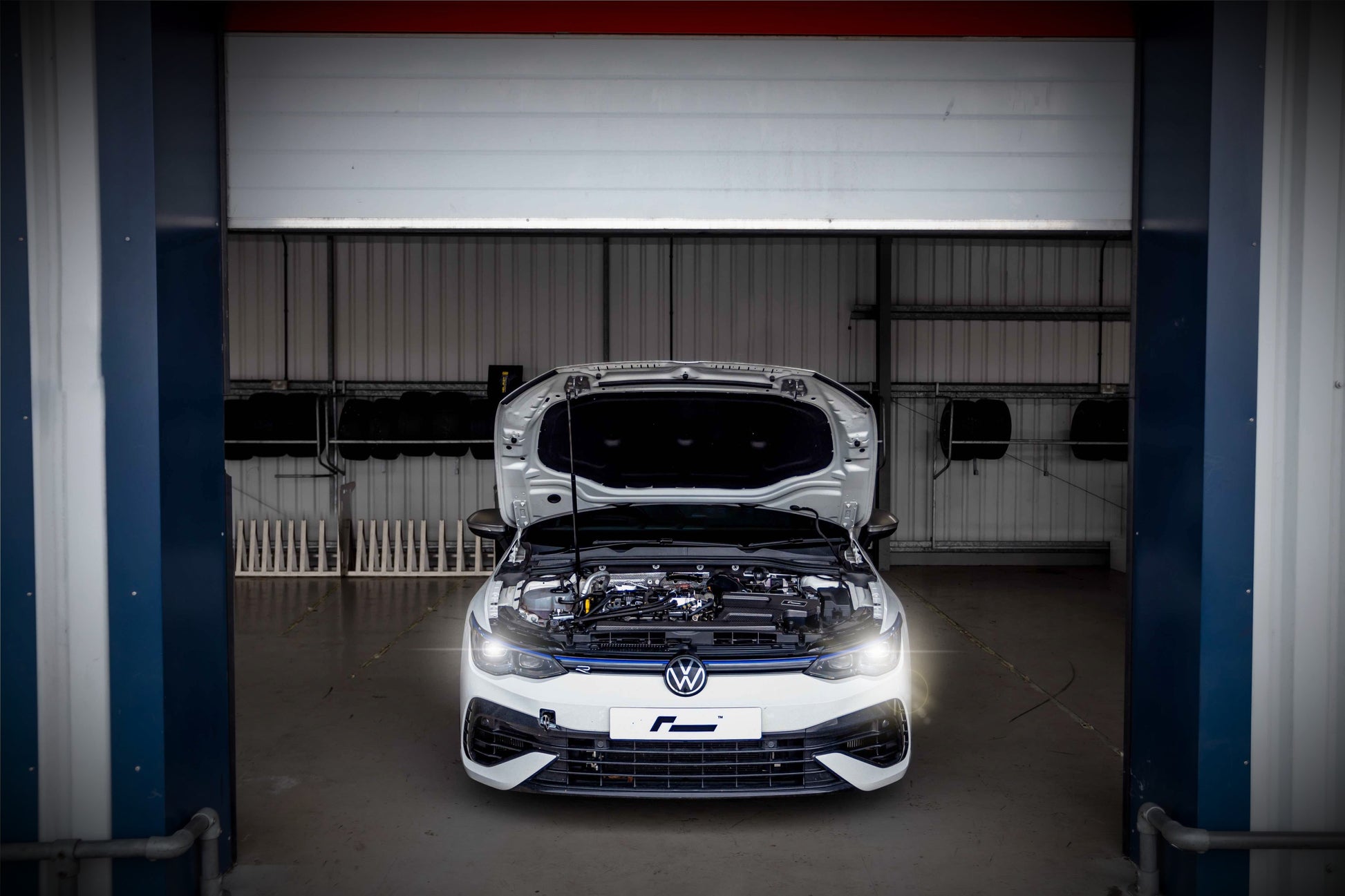 Vérin RacingLine monté dans le compartiment moteur Golf 8